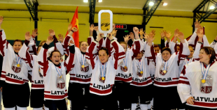 Latvijas hokejistes noslēdz pasaules čempionātu ar uzvaru
