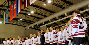 Latvijas hokejistes noslēdz pasaules čempionātu ar uzvaru