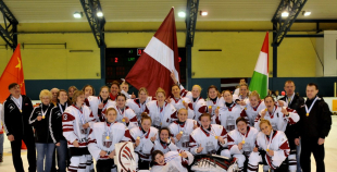 Latvijas hokejistes noslēdz pasaules čempionātu ar uzvaru