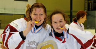 Latvijas hokejistes noslēdz pasaules čempionātu ar uzvaru