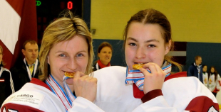 Latvijas hokejistes noslēdz pasaules čempionātu ar uzvaru