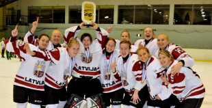 Latvijas hokejistes noslēdz pasaules čempionātu ar uzvaru