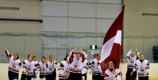 Latvijas hokejistes noslēdz pasaules čempionātu ar uzvaru