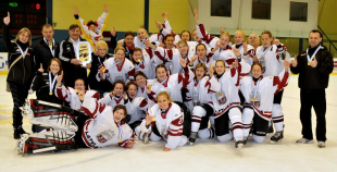 Latvijas hokejistes noslēdz pasaules čempionātu ar uzvaru