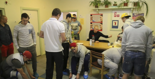 2014 LČ HK "Liepāja" hokejisti nodod asinis un ziedo Dzemdību nodaļai