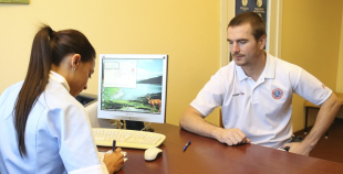 2014 LČ HK "Liepāja" hokejisti nodod asinis un ziedo Dzemdību nodaļai