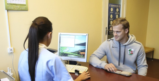 2014 LČ HK "Liepāja" hokejisti nodod asinis un ziedo Dzemdību nodaļai