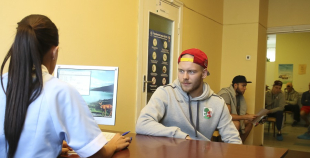 2014 LČ HK "Liepāja" hokejisti nodod asinis un ziedo Dzemdību nodaļai