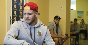 2014 LČ HK "Liepāja" hokejisti nodod asinis un ziedo Dzemdību nodaļai