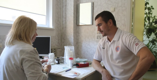 2014 LČ HK "Liepāja" hokejisti nodod asinis un ziedo Dzemdību nodaļai