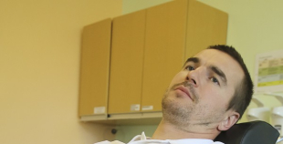 2014 LČ HK "Liepāja" hokejisti nodod asinis un ziedo Dzemdību nodaļai