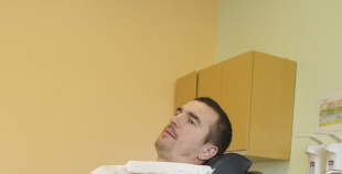 2014 LČ HK "Liepāja" hokejisti nodod asinis un ziedo Dzemdību nodaļai