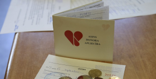 2014 LČ HK "Liepāja" hokejisti nodod asinis un ziedo Dzemdību nodaļai