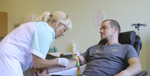 2014 LČ HK "Liepāja" hokejisti nodod asinis un ziedo Dzemdību nodaļai