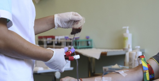 2014 LČ HK "Liepāja" hokejisti nodod asinis un ziedo Dzemdību nodaļai