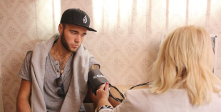 2014 LČ HK "Liepāja" hokejisti nodod asinis un ziedo Dzemdību nodaļai