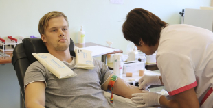 2014 LČ HK "Liepāja" hokejisti nodod asinis un ziedo Dzemdību nodaļai