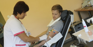 2014 LČ HK "Liepāja" hokejisti nodod asinis un ziedo Dzemdību nodaļai