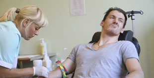 2014 LČ HK "Liepāja" hokejisti nodod asinis un ziedo Dzemdību nodaļai