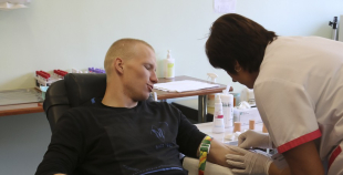 2014 LČ HK "Liepāja" hokejisti nodod asinis un ziedo Dzemdību nodaļai