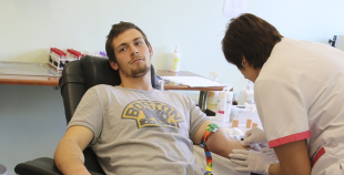 2014 LČ HK "Liepāja" hokejisti nodod asinis un ziedo Dzemdību nodaļai