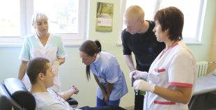 2014 LČ HK "Liepāja" hokejisti nodod asinis un ziedo Dzemdību nodaļai