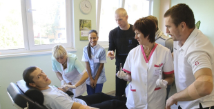 2014 LČ HK "Liepāja" hokejisti nodod asinis un ziedo Dzemdību nodaļai