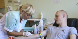 2014 LČ HK "Liepāja" hokejisti nodod asinis un ziedo Dzemdību nodaļai