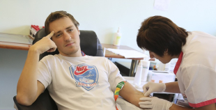 HK "Liepāja" hokejisti nodod asinis un ziedo Dzemdību nodaļai