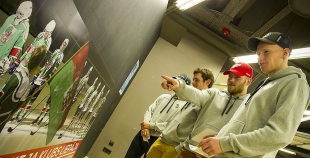 Atklāj hokeja klubam "Liepāja" veltītu fotoizstādi