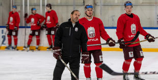 FOTO: Latvijas izlase pilnā sastāvā "slīpē" vairākumu