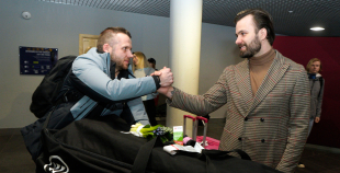 FOTO: Mājās atgriežas mūsu 3x3 olimpiskie čempioni hokejā!