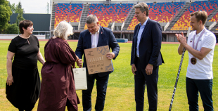 Latvijas hokeja izlase saņem solītās biļetes uz Dziesmu un Deju svētkiem