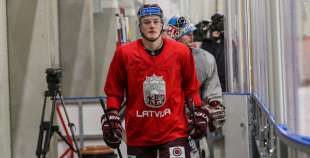 FOTO: Latvijas izlase pilnā sastāvā "slīpē" vairākumu