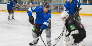 FOTO: Latvijas hokeja izlase gatavojas Pekinas olimpiskajām spēlēm