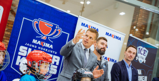 “Maxima” dāvina vārtsarga ekipējumu jaunajiem Rīgas hokejistiem