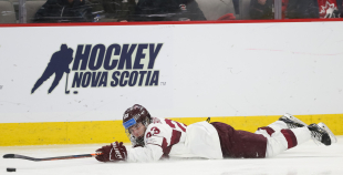 Latvijas hokejisti sīvā cīņā piekāpjas Slovākijas komandai