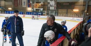 FOTO: Hārtlijs viesojās Jelgavas hokeja klubā un novada bērniem treniņu 