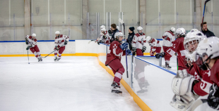 Uz oriģinālā izmēra laukumiem aizvadīti pirmie 3 pret 3 ledus treniņi