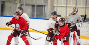 FOTO: Latvijas izlase pilnā sastāvā "slīpē" vairākumu