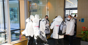 FOTO: Latvijas hokeja izlases dodas uz Pekinas olimpiskajām spēlēm