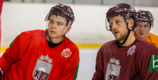 Hārtlija vadībā Latvijas valstsvienība aizvada treniņu; nosaukts arī izlases kapteinis turnīram Minskā