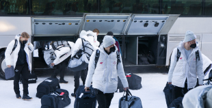 FOTO: Latvijas hokeja izlases dodas uz Pekinas olimpiskajām spēlēm