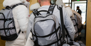 FOTO: Latvijas hokeja izlases dodas uz Pekinas olimpiskajām spēlēm