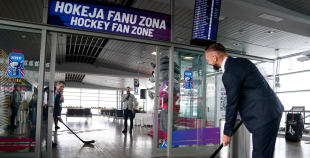 Lidostā “Rīga” atklāta IIHF Pasaules Čempionāta Hokejā informācijas un atpūtas zona faniem
