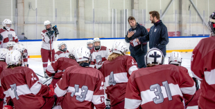 Uz oriģinālā izmēra laukumiem aizvadīti pirmie 3 pret 3 ledus treniņi