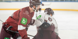 FOTO: Latvijas hokeja izlase gatavojas Pekinas olimpiskajām spēlēm