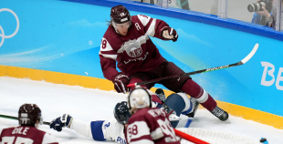 Latvija hokeja izlase sīvā cīņā atzīst Somijas pārākumu