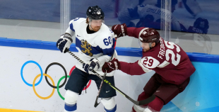 Latvija hokeja izlase sīvā cīņā atzīst Somijas pārākumu
