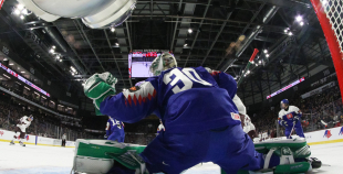 Latvijas hokejisti sīvā cīņā piekāpjas Slovākijas komandai